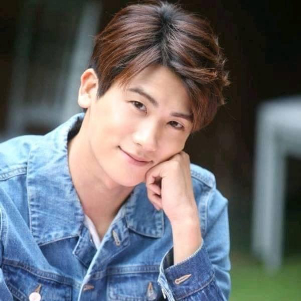A moment captured by a fan of Park Hyungsik