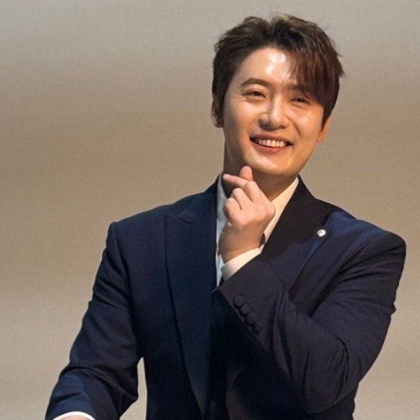 Today’s standout profile photo of Son Binah on Choeaedol Celeb