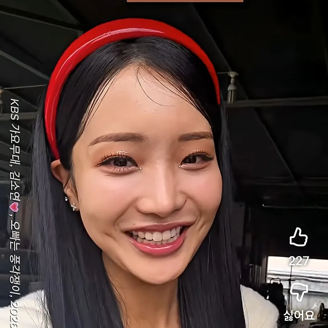 Behind-the-scenes cut of Kim Soyeon (2004)