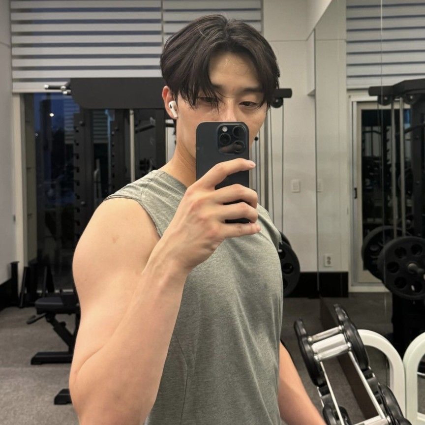 A moment captured by a fan of Park Seojoon