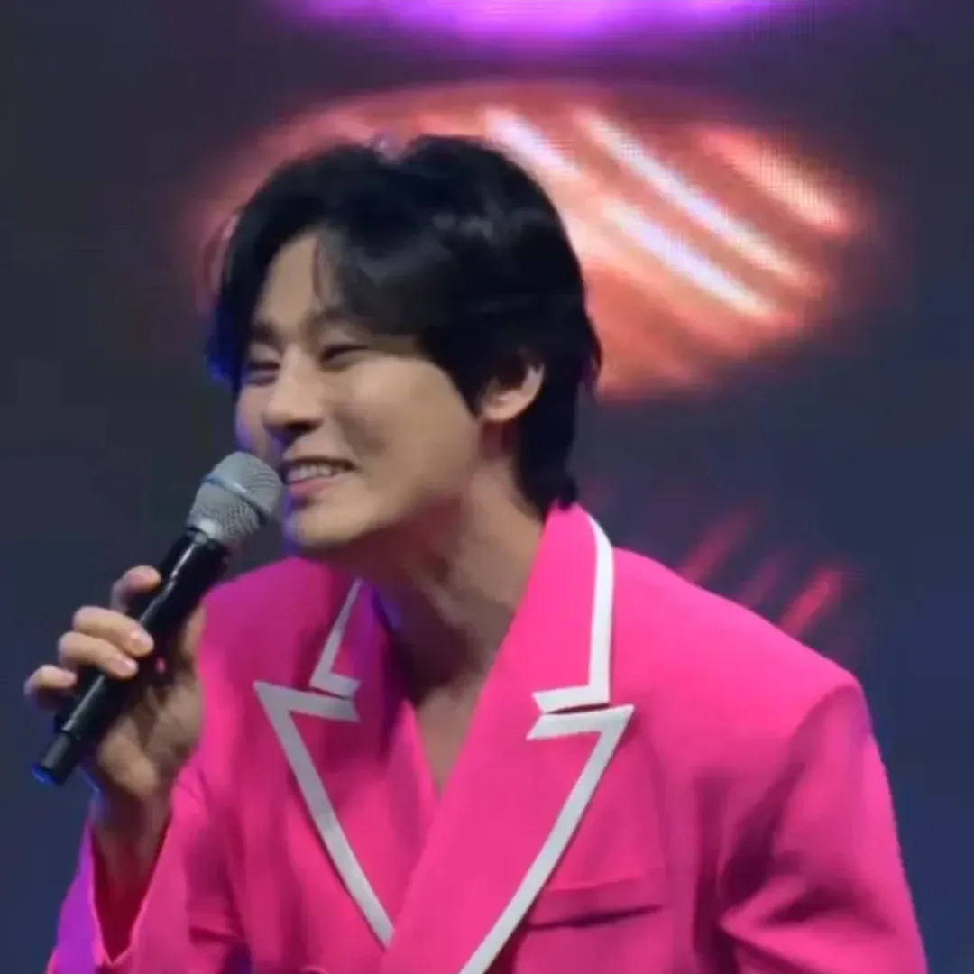 A moment captured by a fan of Kang Moonkyung