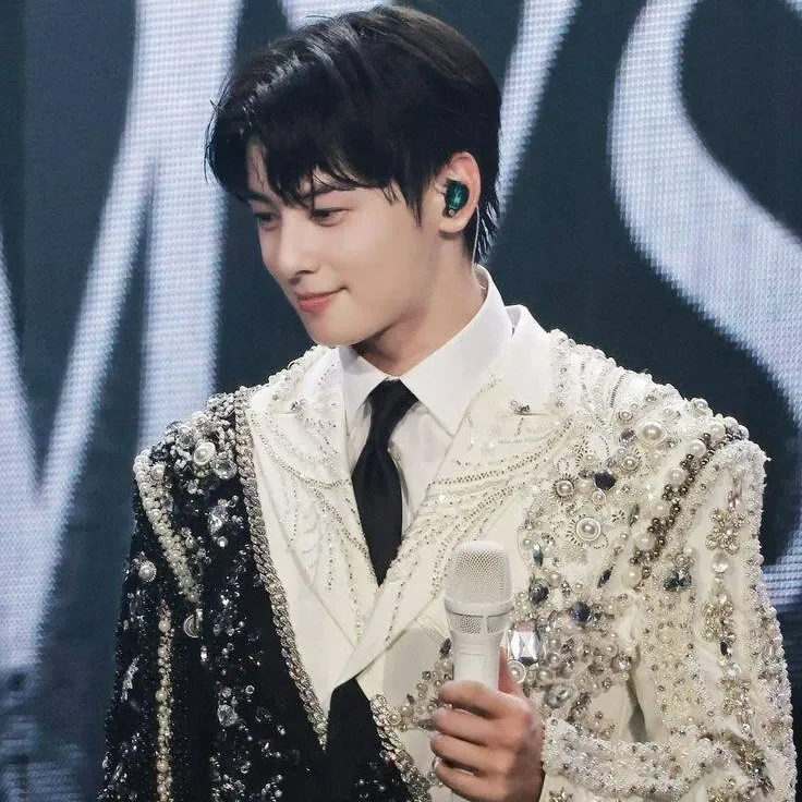 Recent activity shot of Cha Eunwoo