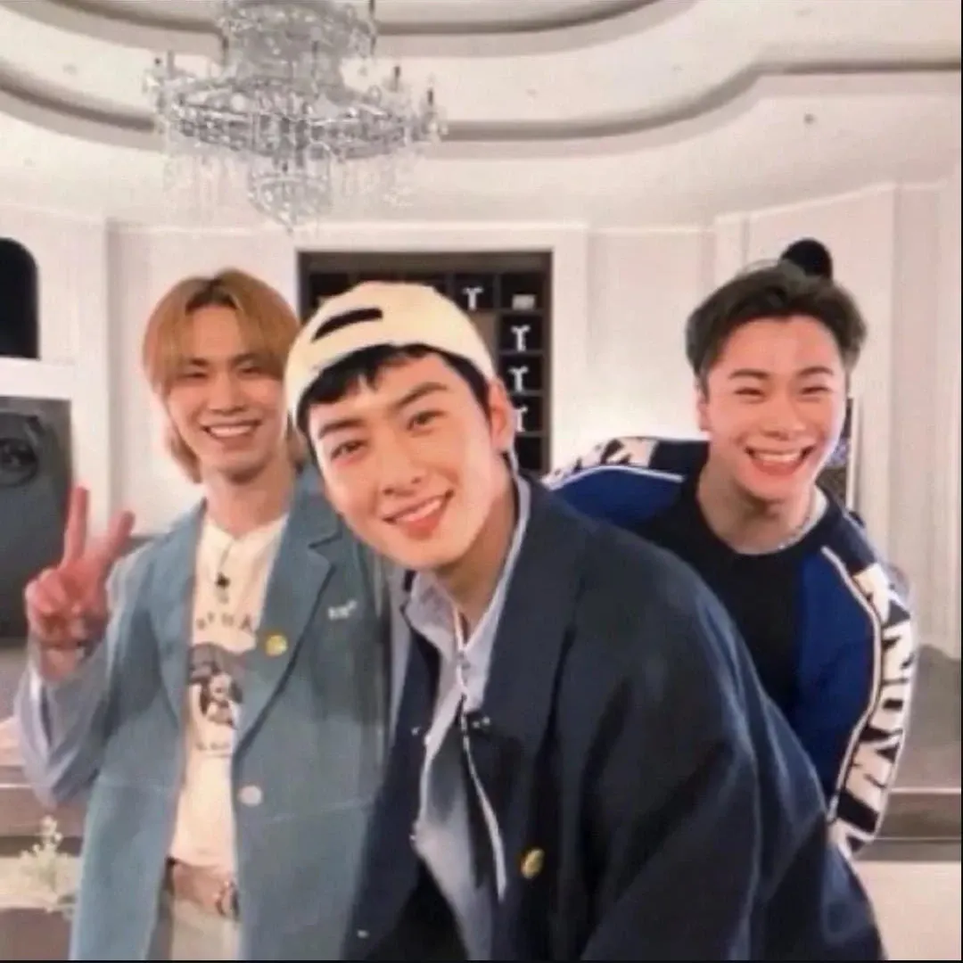Behind-the-scenes cut of Cha Eunwoo