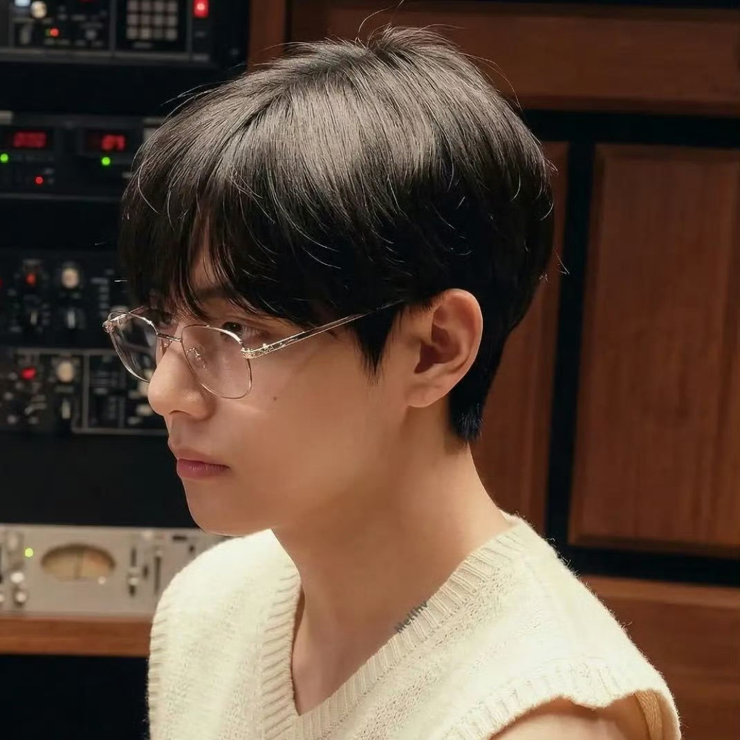 Recent activity shot of Kim Taehyung (V)