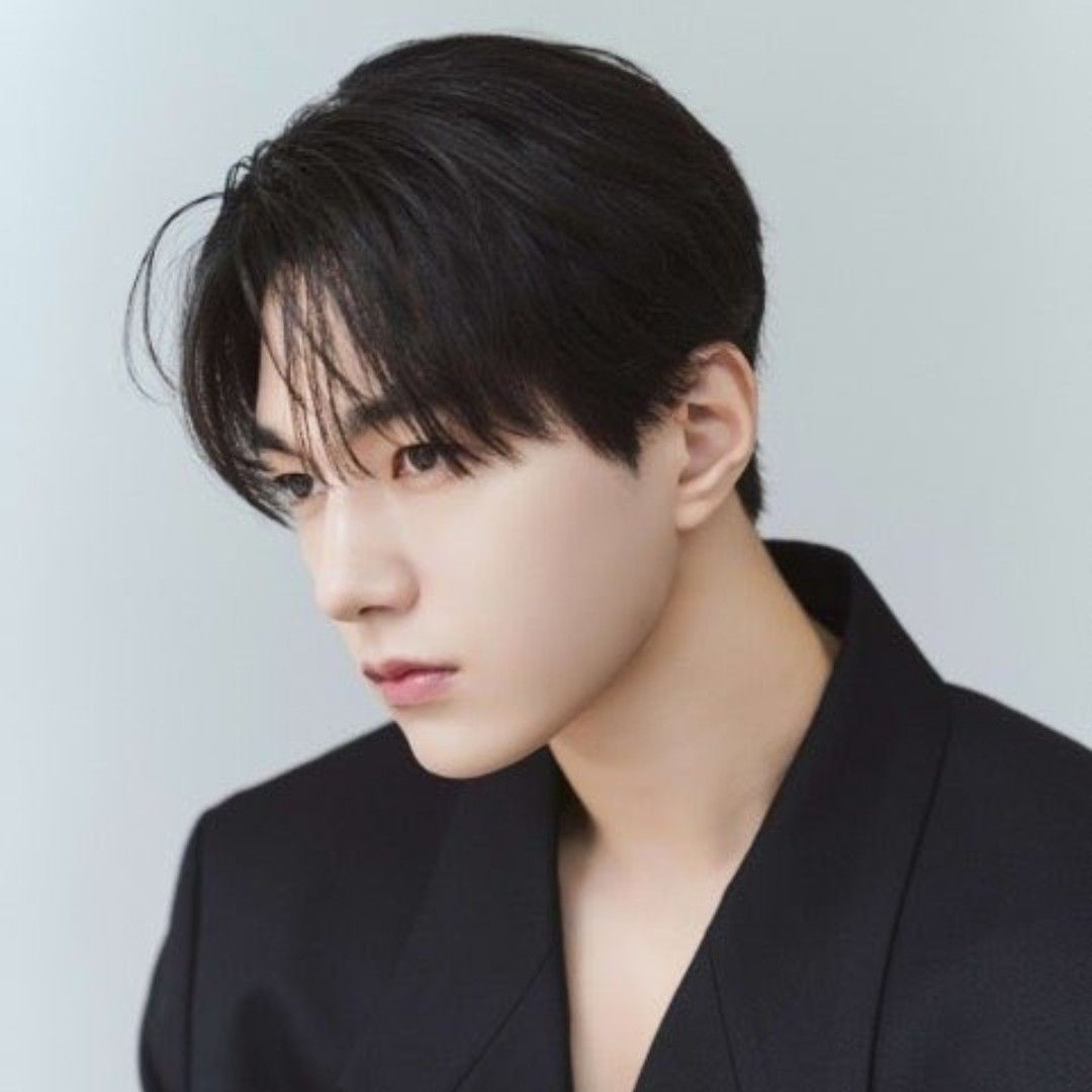 Behind-the-scenes cut of Kim Myungsoo (L)