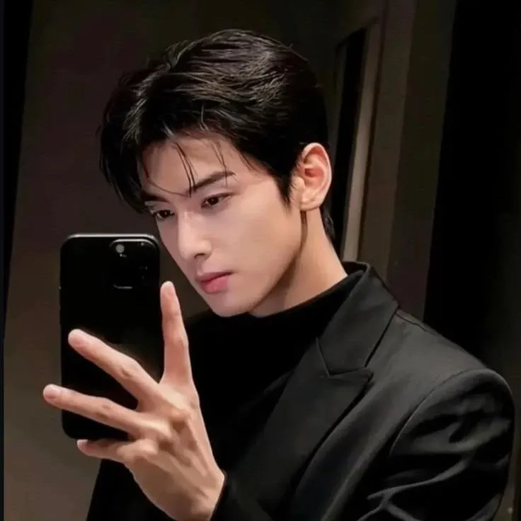 Behind-the-scenes cut of Cha Eunwoo