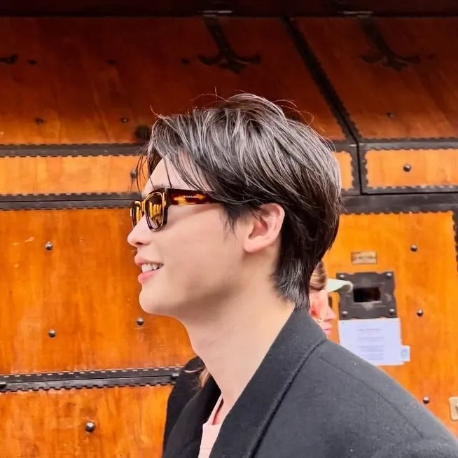 A moment captured by a fan of Lee Jongsuk