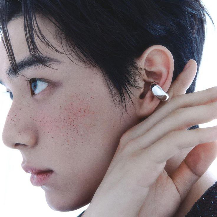 Behind-the-scenes cut of Lee Chaemin