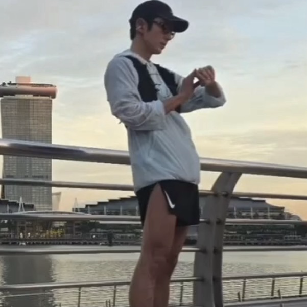 A moment captured by a fan of Lee Joongi