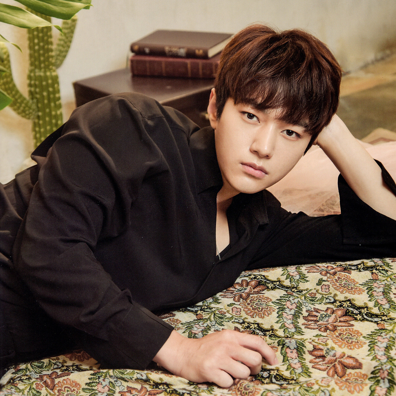 A moment captured by a fan of Kim Myungsoo (L)