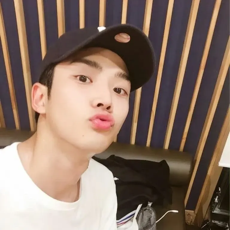 Momen yang diabadikan oleh penggemar Rowoon