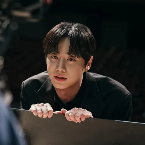 Behind-the-scenes cut of Lee Junyoung