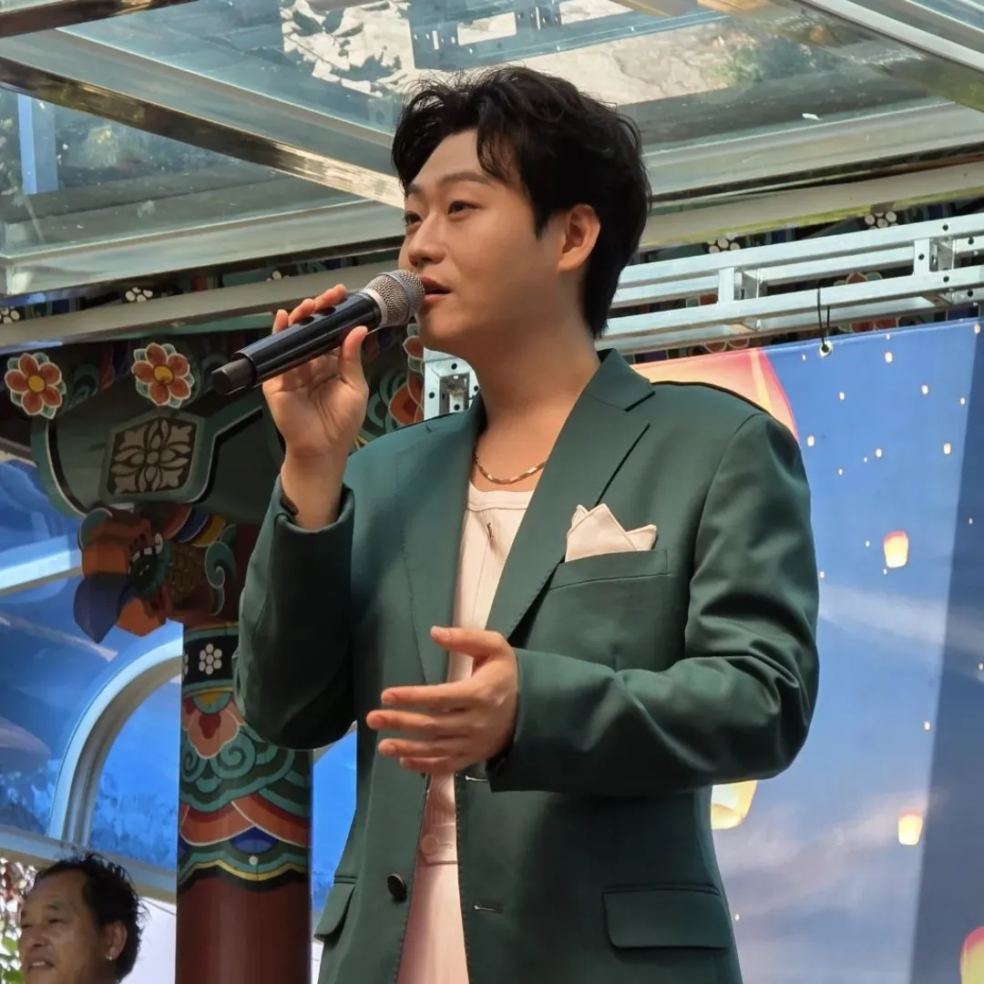 A moment captured by a fan of Min Soohyun