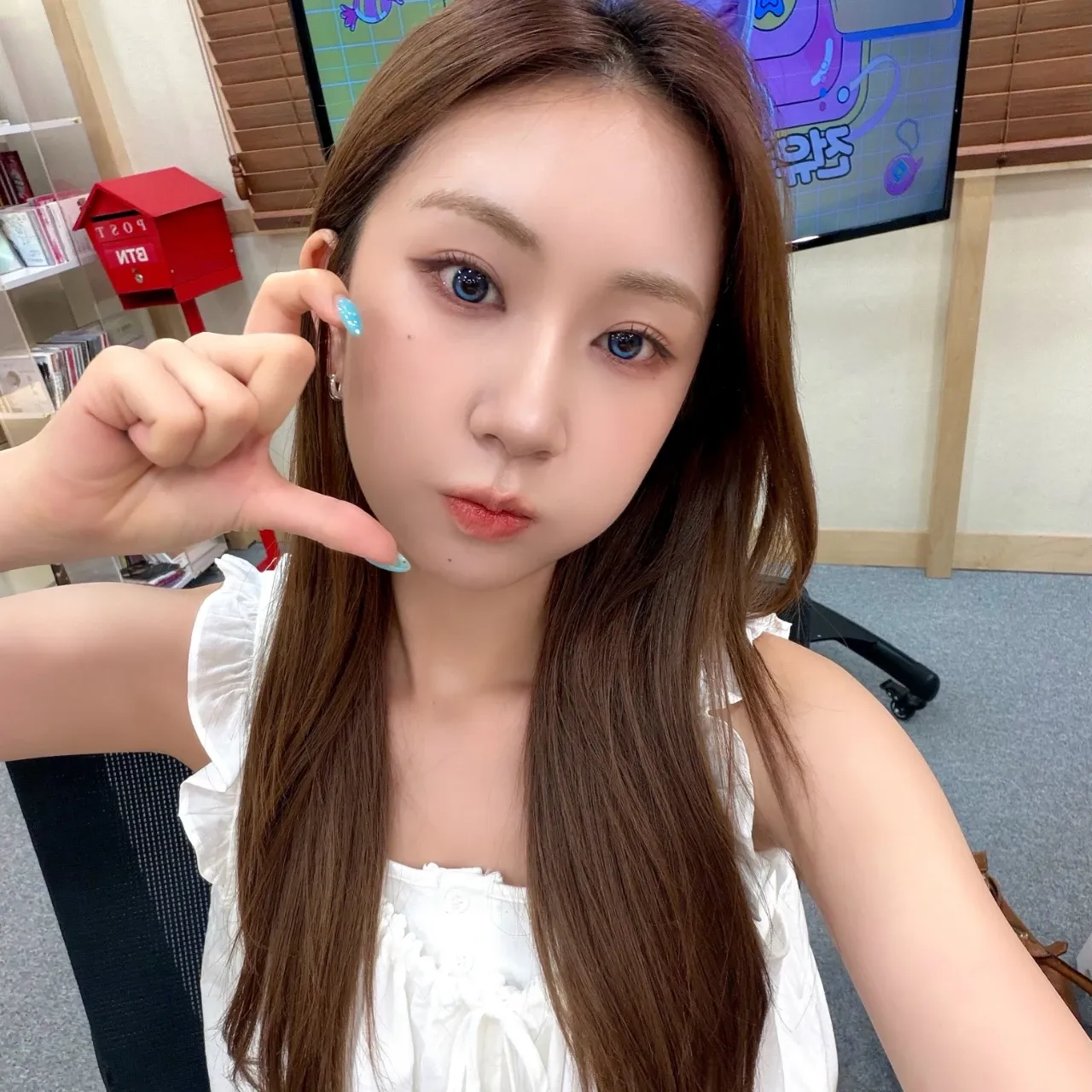 Cuplikan di balik layar dari Jeon Yujin