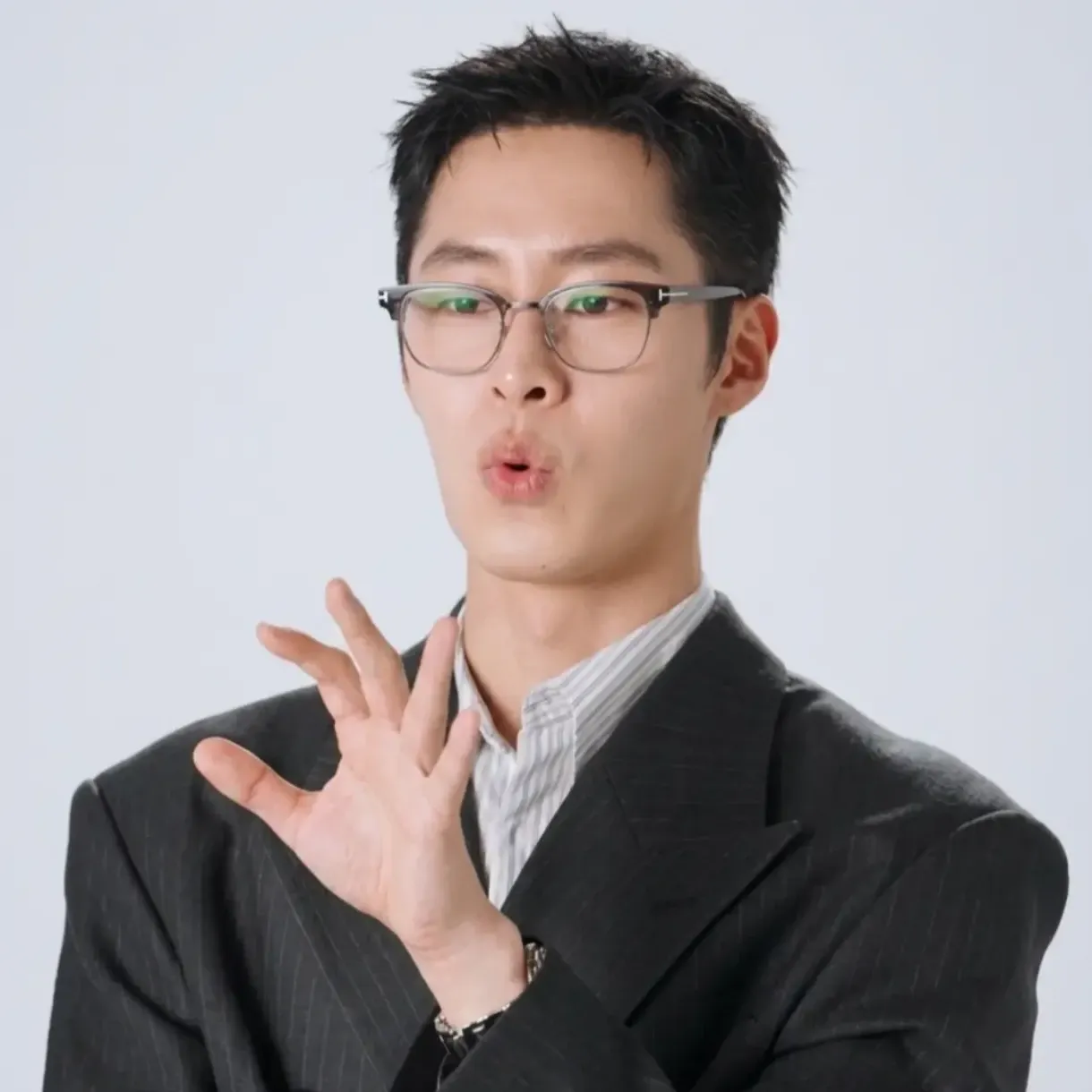 Behind-the-scenes cut of Lee Jaewook