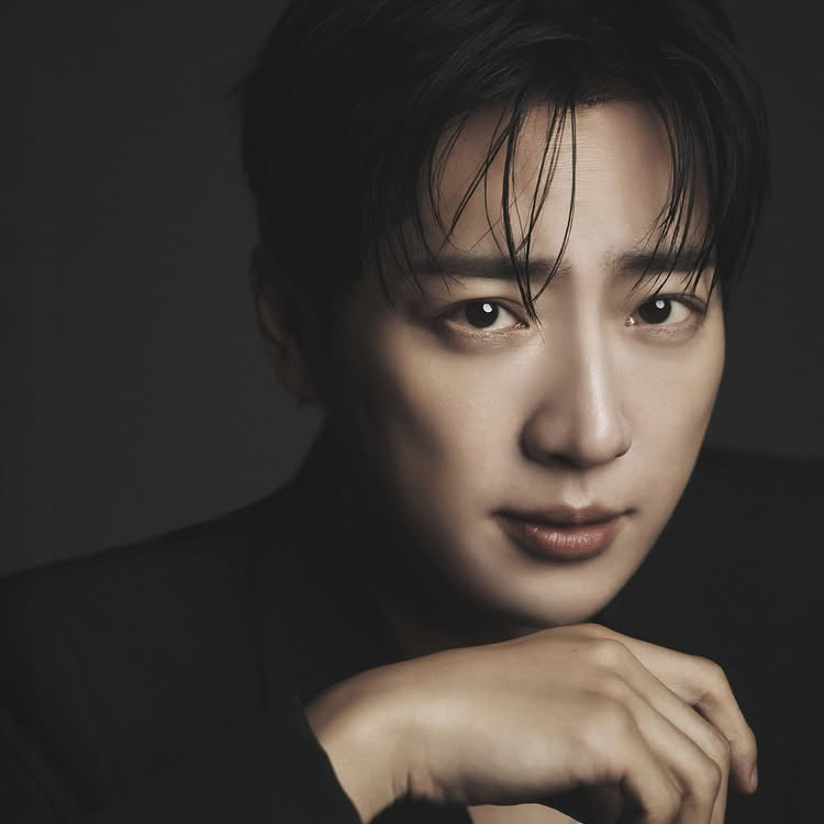 Behind-the-scenes cut of Lee Sangyeob