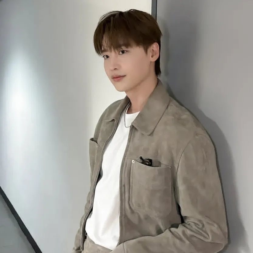 A moment captured by a fan of Lee Jongsuk