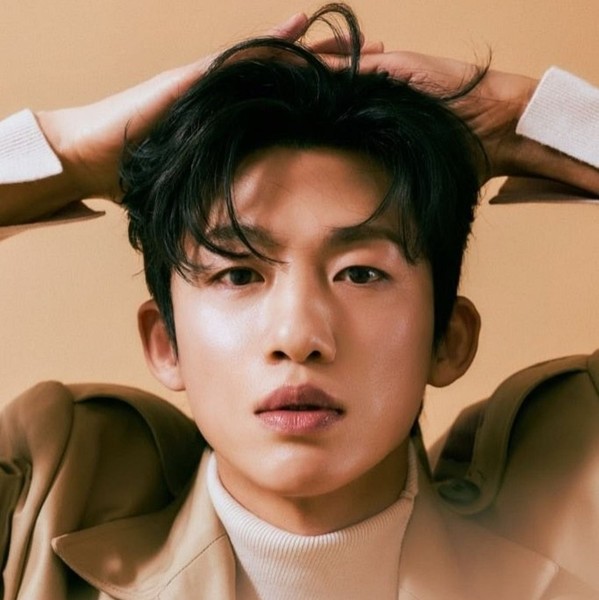 신승태의 매력을 담은 최애돌셀럽 대표 사진