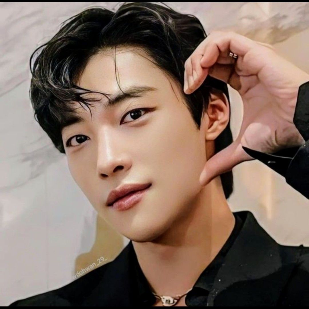 A moment captured by a fan of Woo Dohwan