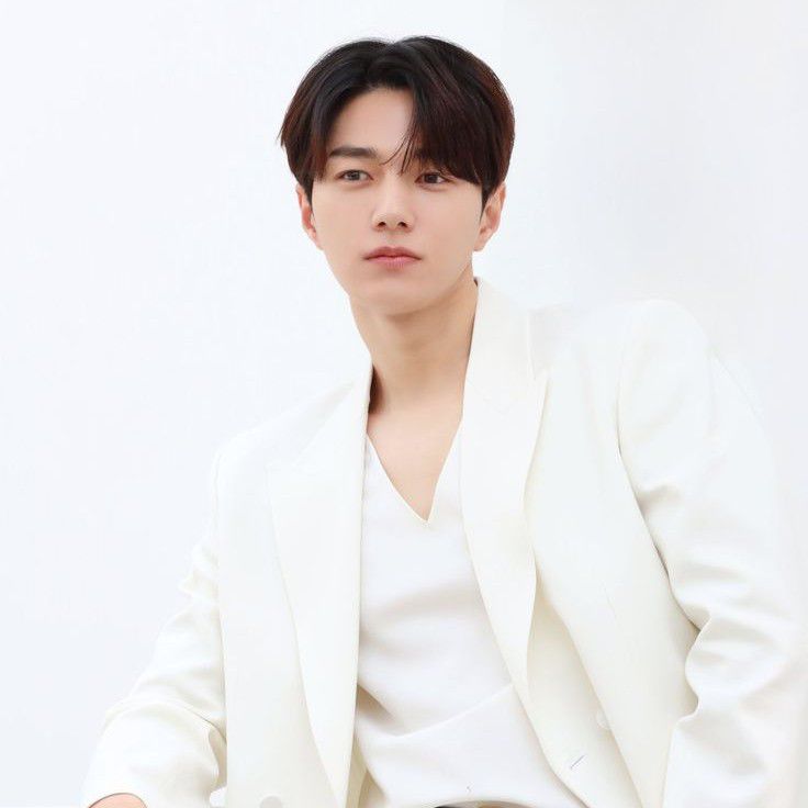 Behind-the-scenes cut of Kim Myungsoo (L)