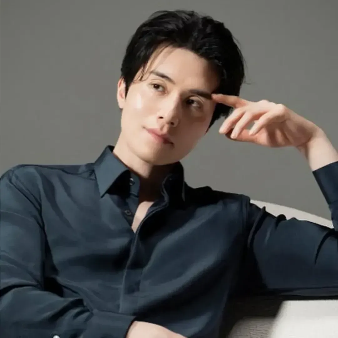 Recent activity shot of Lee Dongwook