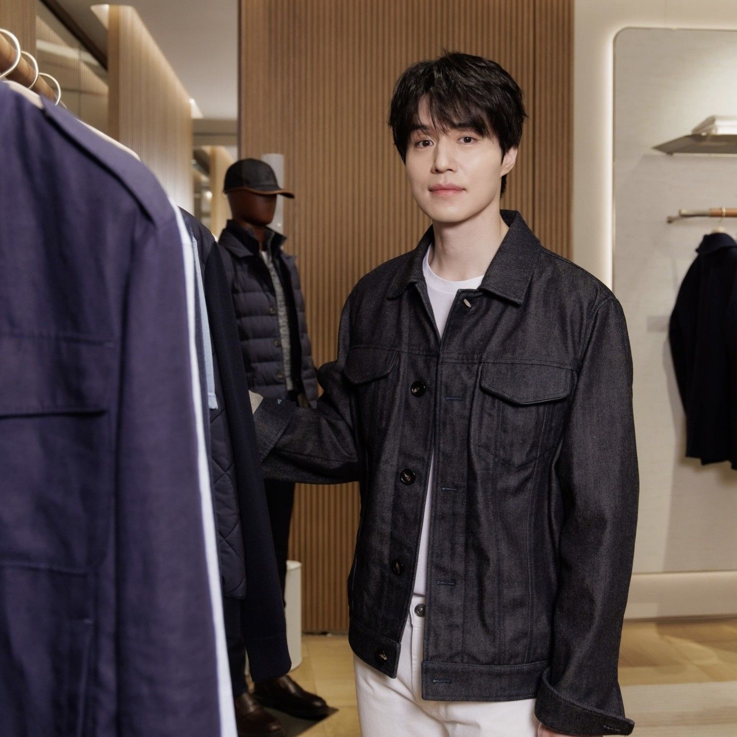 Recent activity shot of Lee Dongwook