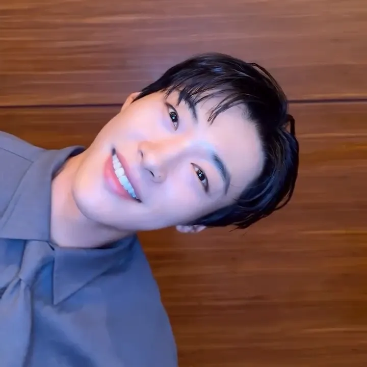 A moment captured by a fan of Woo Dohwan