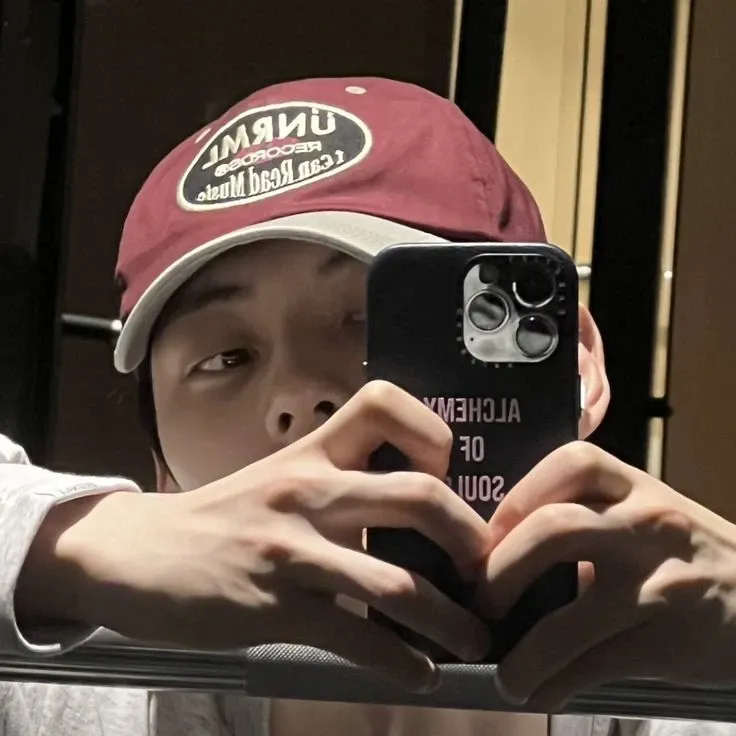 A moment captured by a fan of Hwang Minhyun