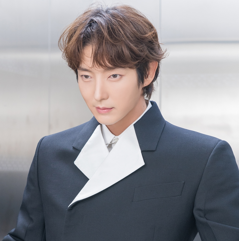 Behind-the-scenes cut of Lee Joongi