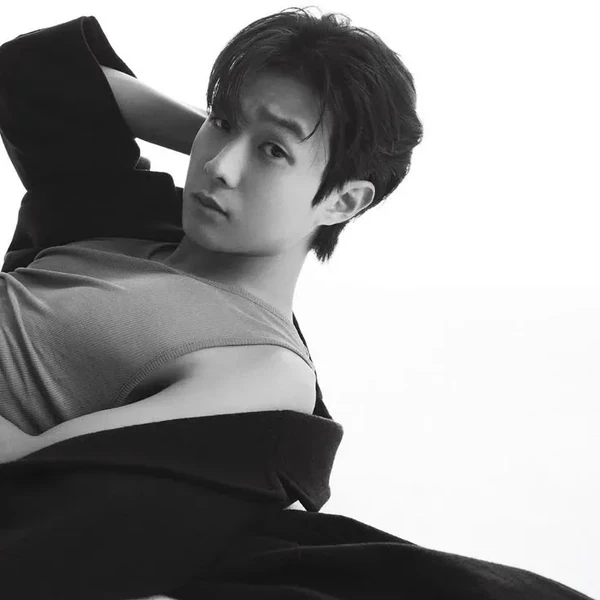 Foto utama yang menunjukkan pesona Choi Wooshik