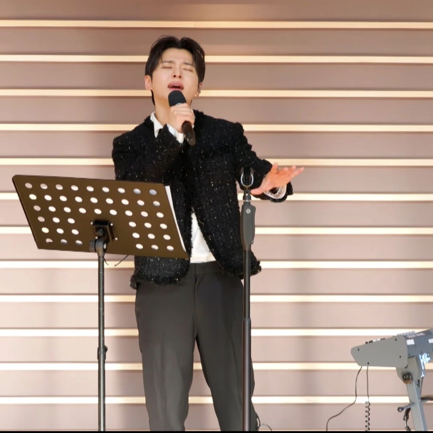 Behind-the-scenes cut of Seong Ri