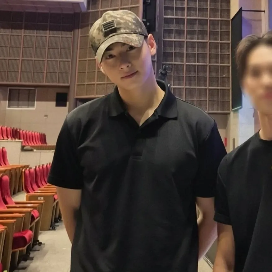 Behind-the-scenes cut of Cha Eunwoo