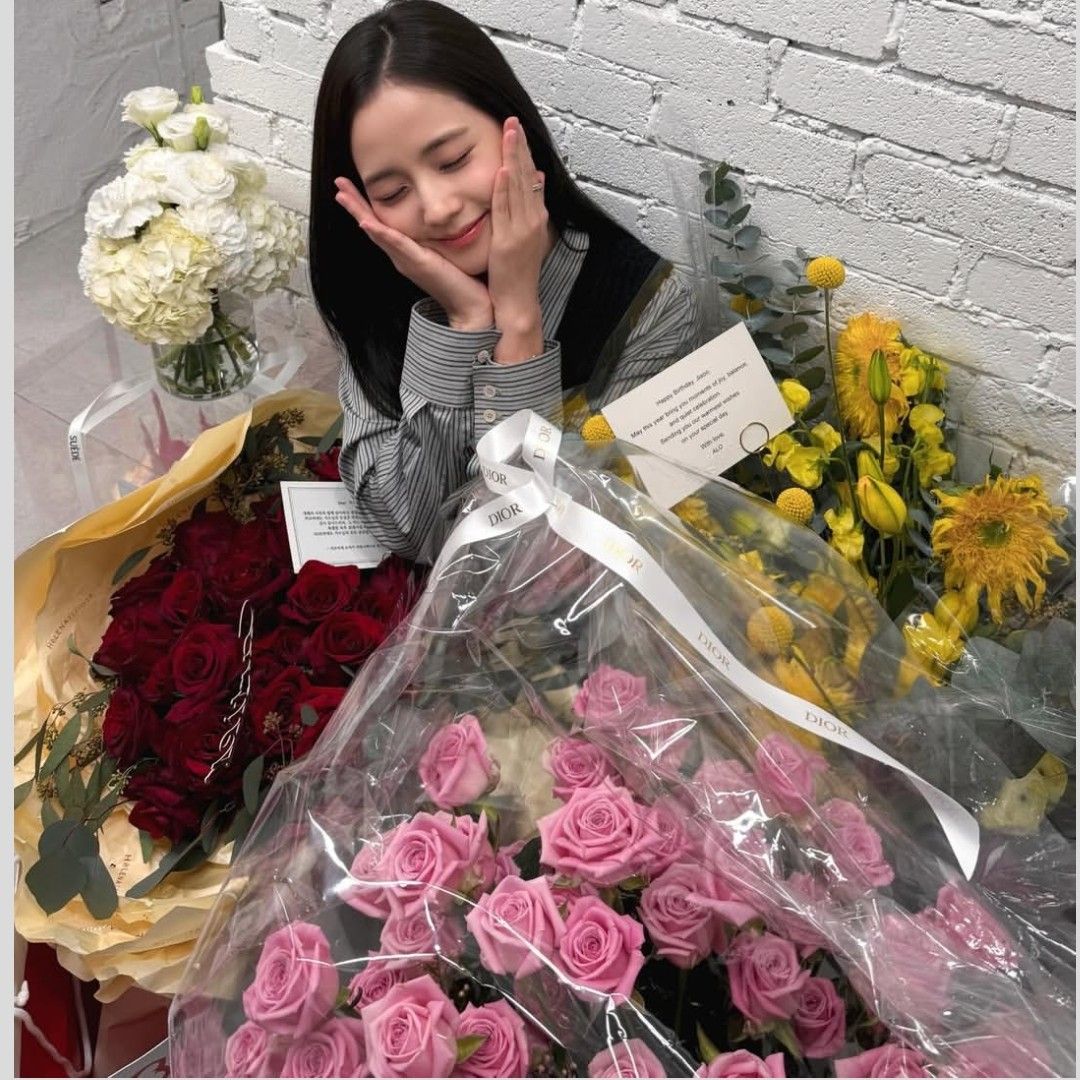 Konten selebriti populer yang sedang hangat di komunitas