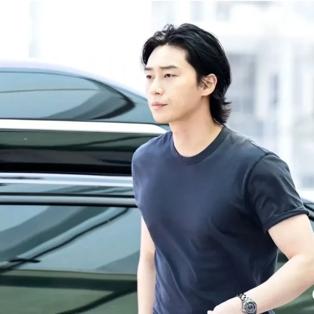 Recent activity shot of Park Seojoon