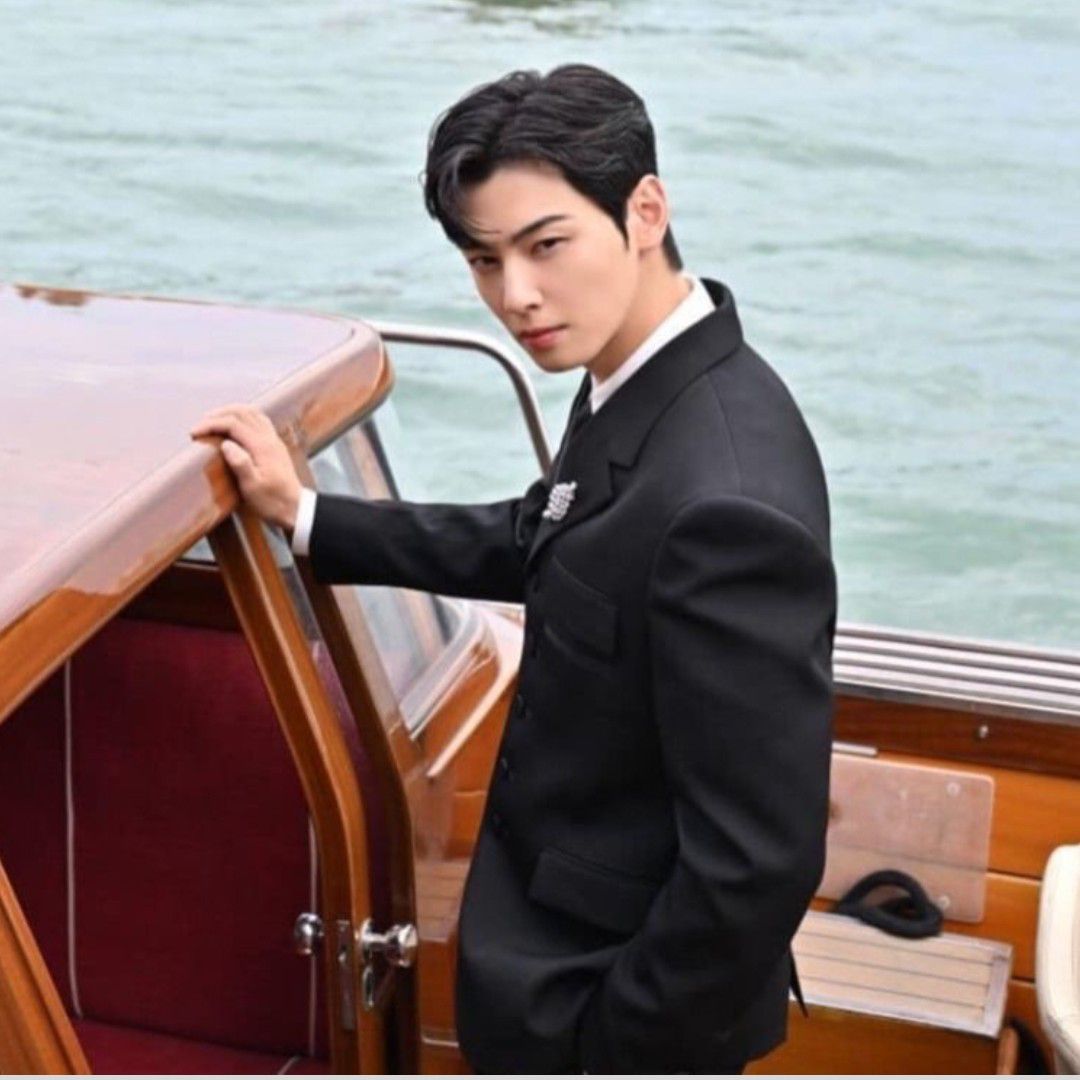 Behind-the-scenes cut of Cha Eunwoo