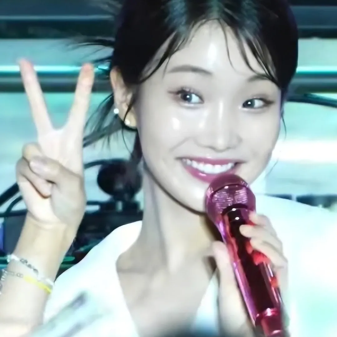 Behind-the-scenes cut of Kim Soyeon (2004)