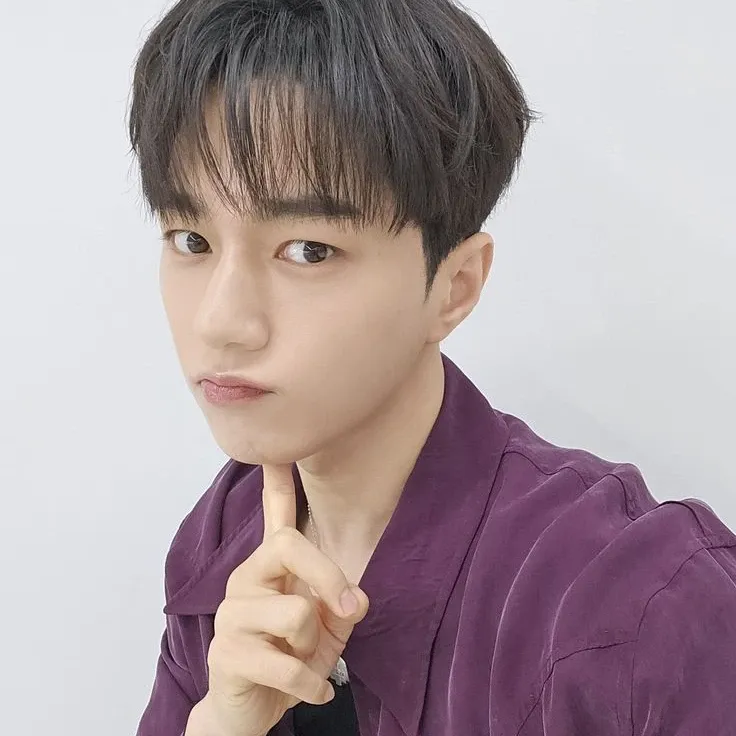 Behind-the-scenes cut of Kim Myungsoo (L)