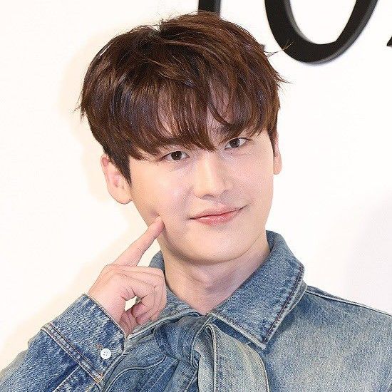 A moment captured by a fan of Lee Jongsuk