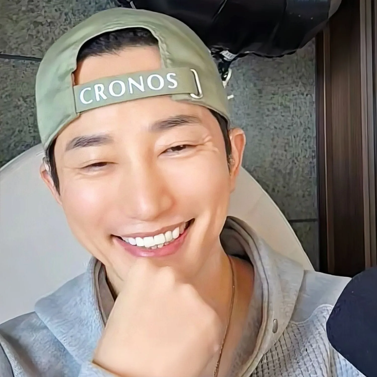 A moment captured by a fan of Park Sihoo