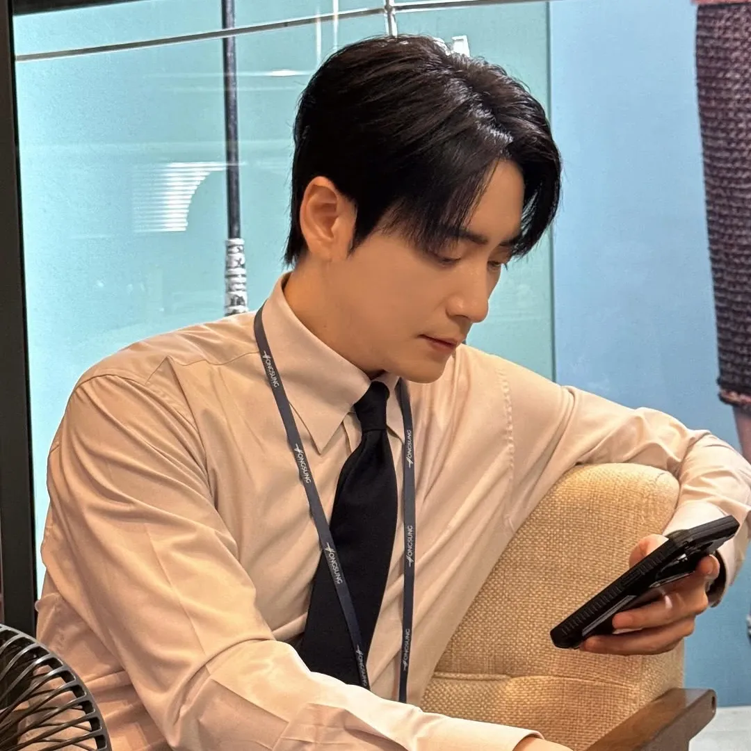 Behind-the-scenes cut of Lee Joonhyuk