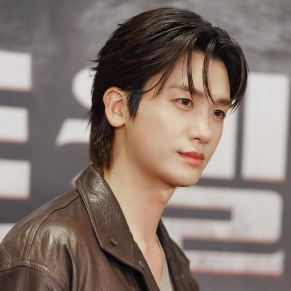 A moment captured by a fan of Park Hyungsik