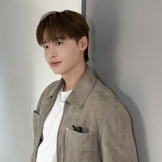 A moment captured by a fan of Lee Jongsuk