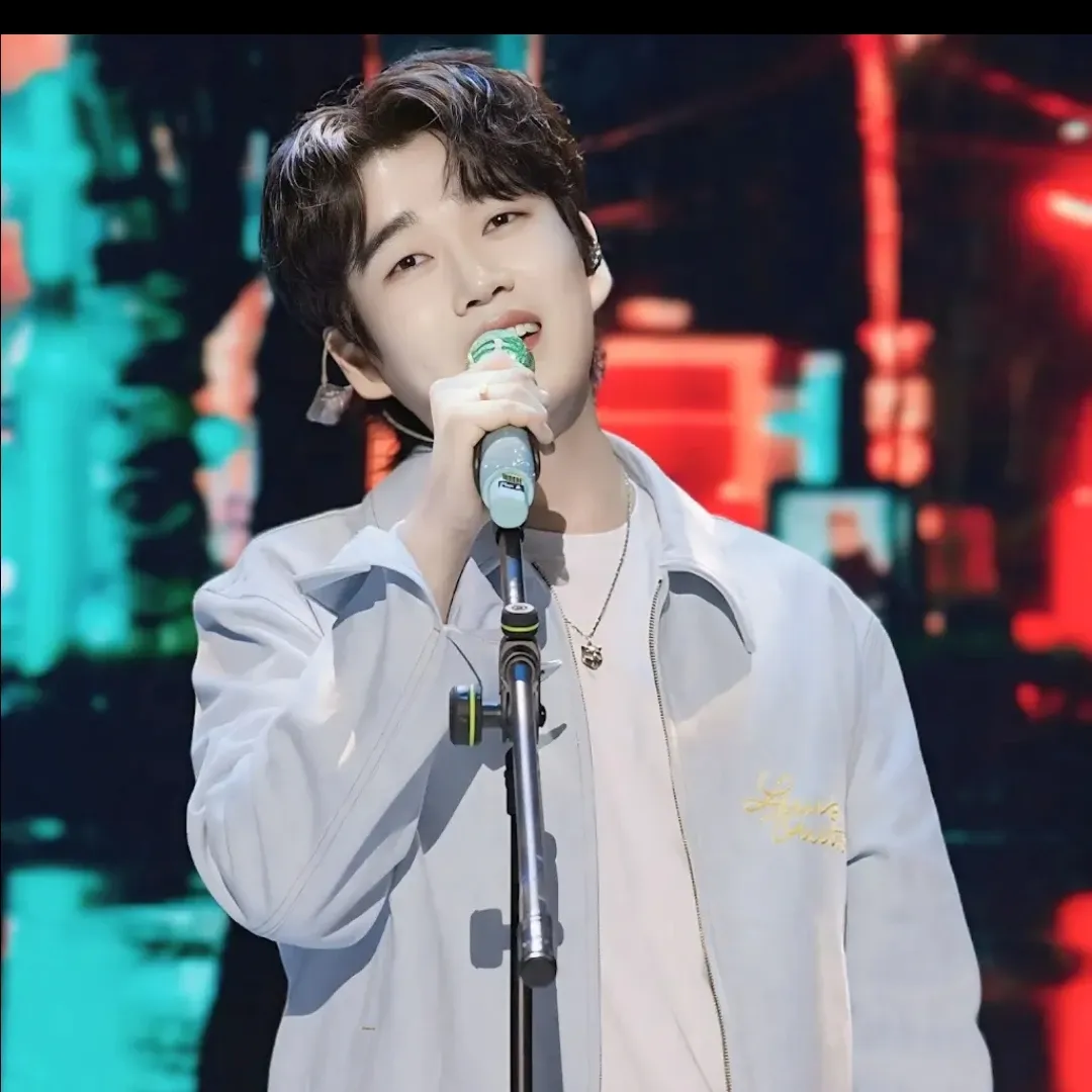 A moment captured by a fan of Hwang Youngwoong