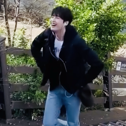 A moment captured by a fan of Lee Jongsuk