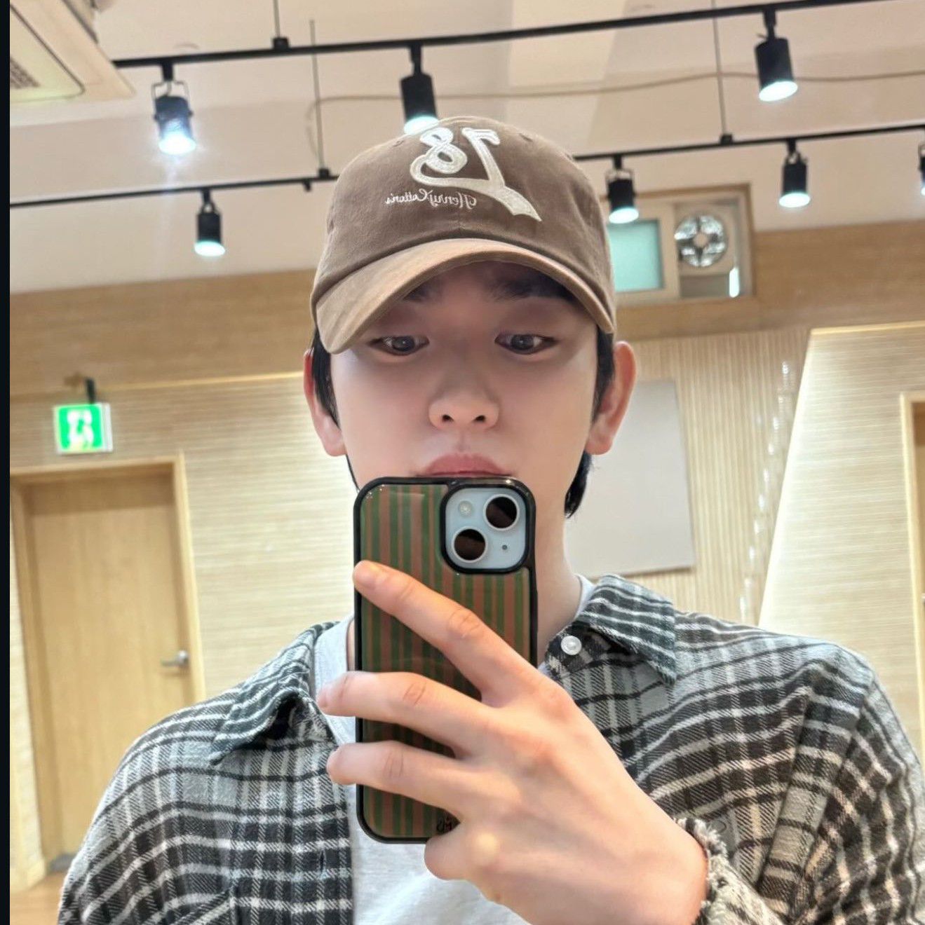 A moment captured by a fan of Park Jinyoung