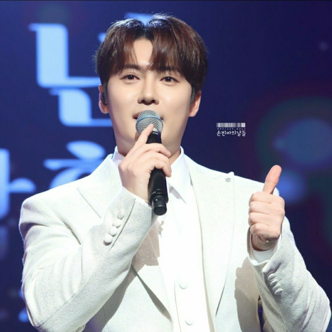 A moment captured by a fan of Son Binah