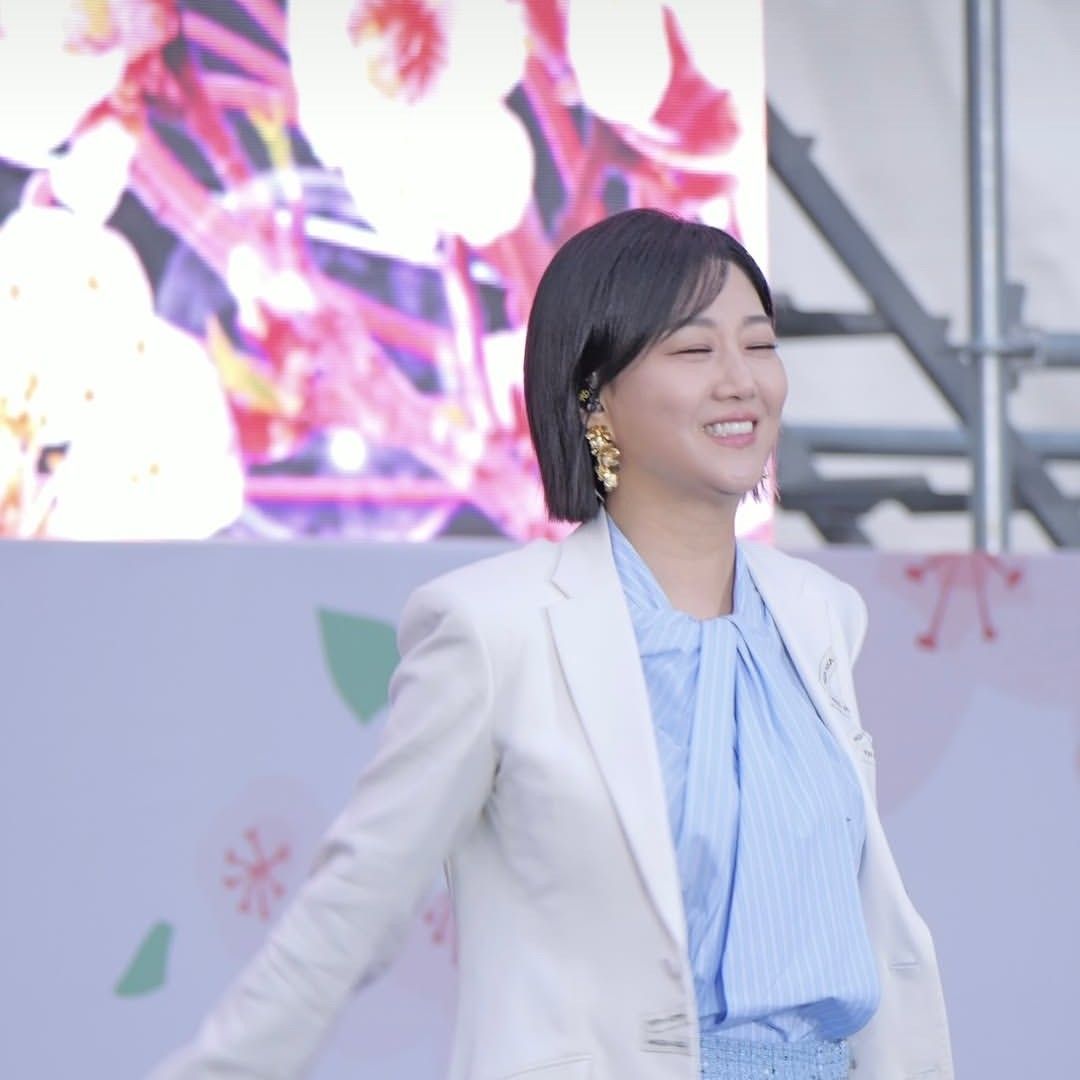 A moment captured by a fan of Jang Yoonjeong