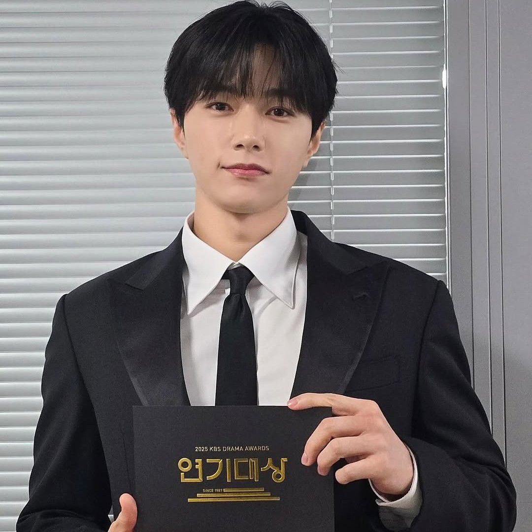 Behind-the-scenes cut of Kim Myungsoo (L)