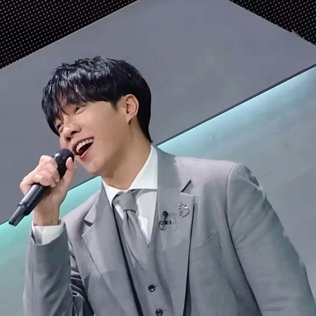 Momen yang diabadikan oleh penggemar Lee Seunggi