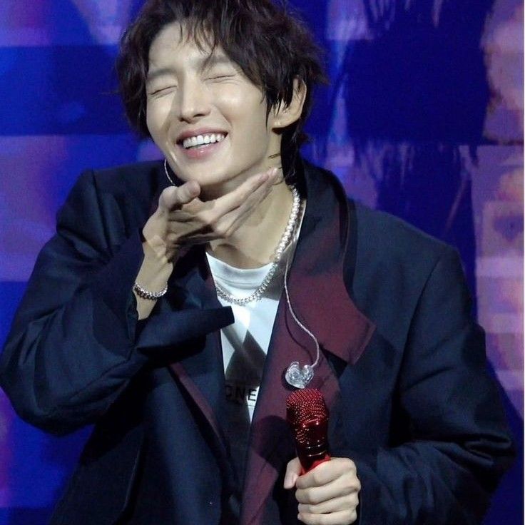 Behind-the-scenes cut of Lee Joongi